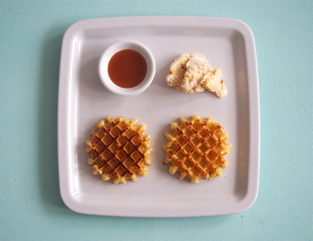 Waffles con helado y sirope