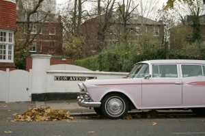 Londres en otoño coche rosa