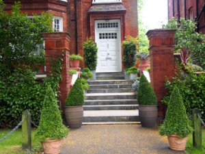 Puertas de Belsize Park entrada con escalera